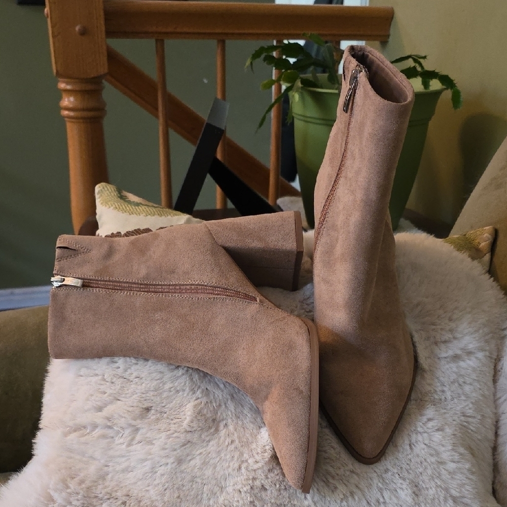 NWOB Chic Tan Stephan New York Faux Suede Heeled Boots-Size 11